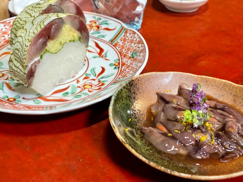 遊亀 祇園店の鯖の押し寿司とホタルイカの沖漬け