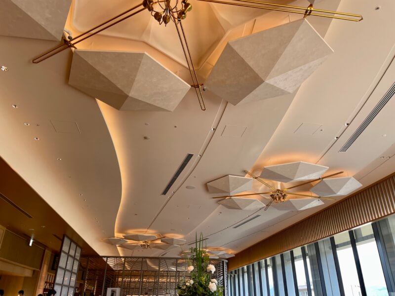 ウェスティン都ホテル京都の朝食ブッフェ会場の天井