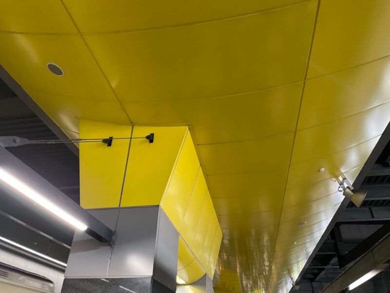京都駅の黄色いプラットフォームの天井
