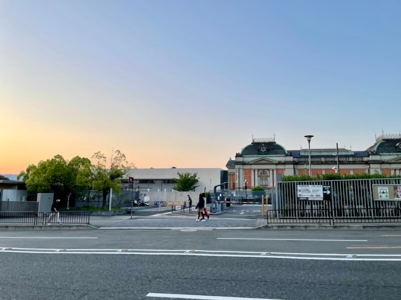 道路の向こうにある京都国立博物館