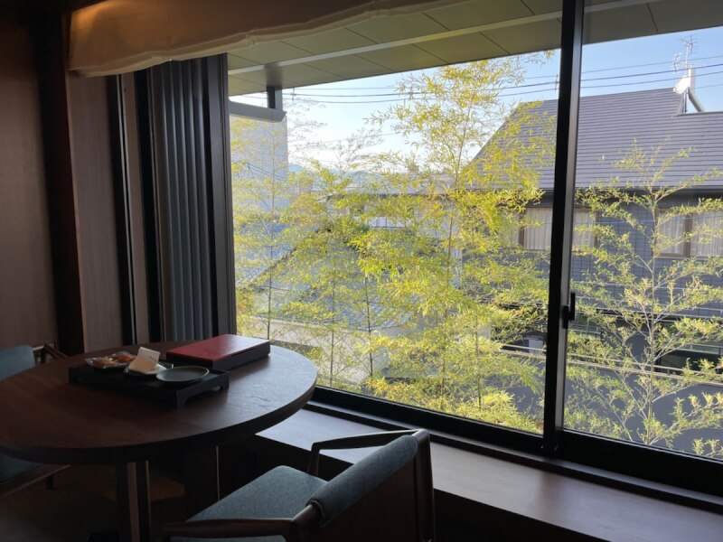 HOTEL THE MITSUI KYOTOのデラックスルームの眺望で、向こう側に建物が見える