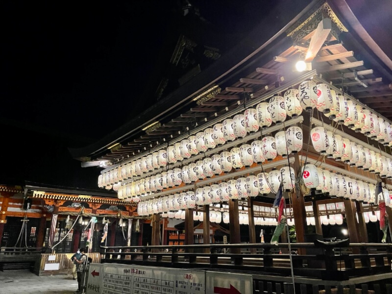 夜の八坂神社の舞殿
