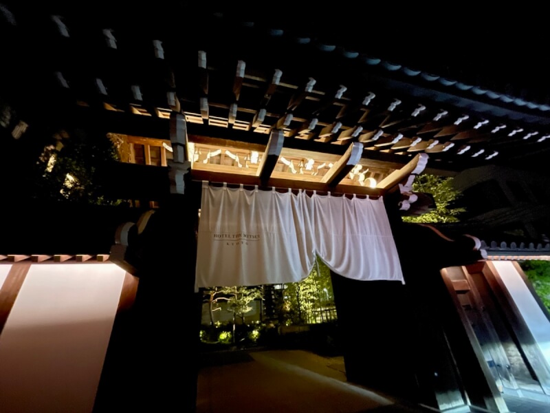 夜のHOTEL THE MITSUI KYOTOの入り口の門