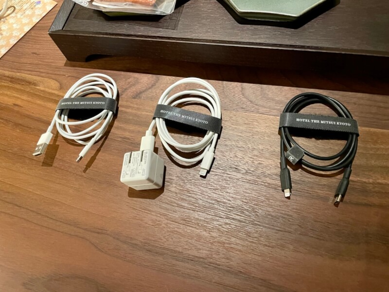 HOTEL THE MITSUI KYOTOでターンダウンの時間にまとめられたスマートフォン用のケーブル