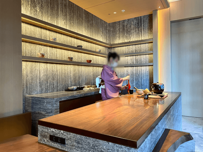 HOTEL THE MITSUI KYOTOの茶居でお点前体験している時に、お茶を点てている女性