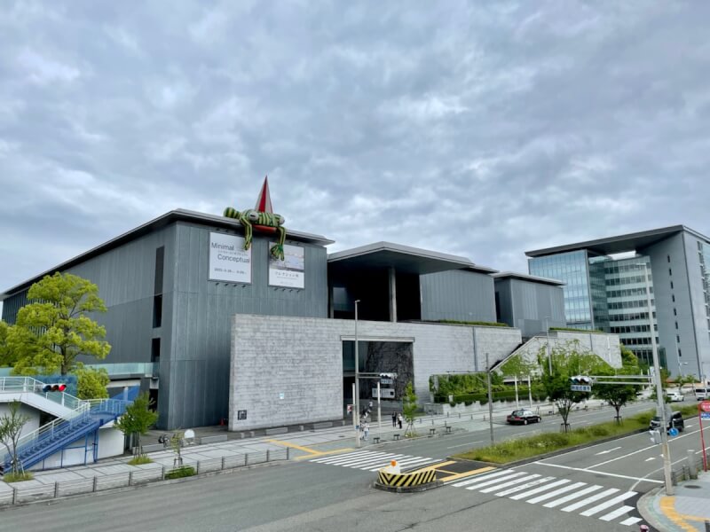 兵庫県立美術館を山側から見た全景
