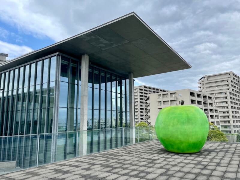 兵庫県立美術館の青りんご