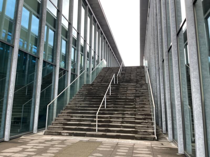 兵庫県立美術館の風のデッキに向かう階段