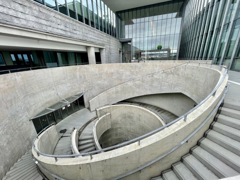 兵庫県立美術館の巨大な螺旋階段