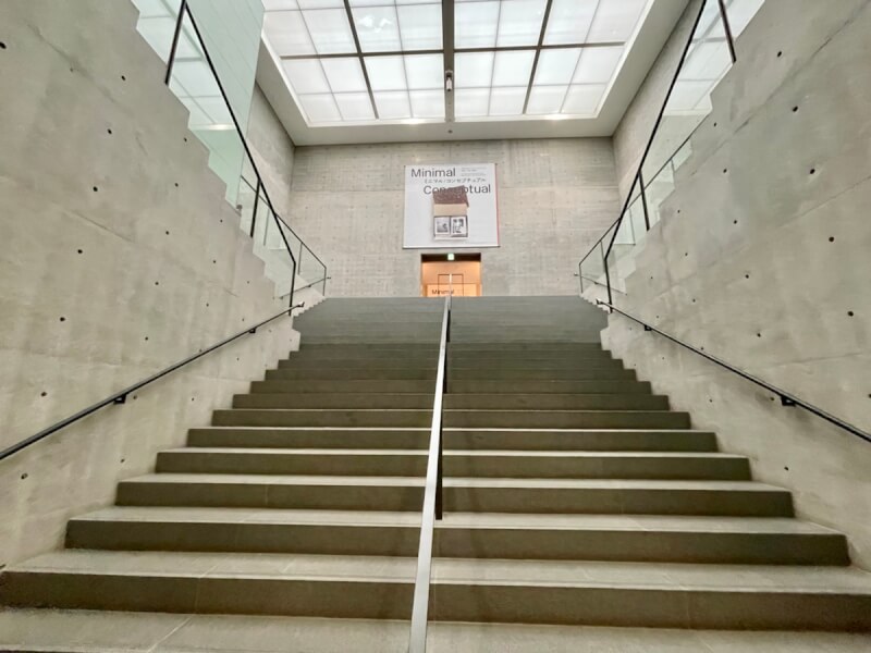 兵庫県立美術館の館内の階段