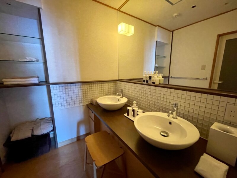 あかん悠久の里 鶴雅 別館の客室の洗面所