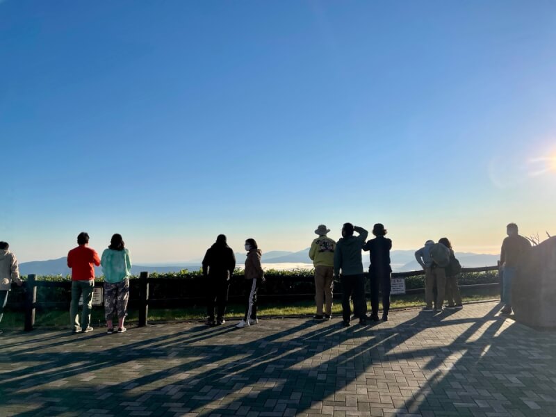 津別峠の展望台で雲海を眺める人々