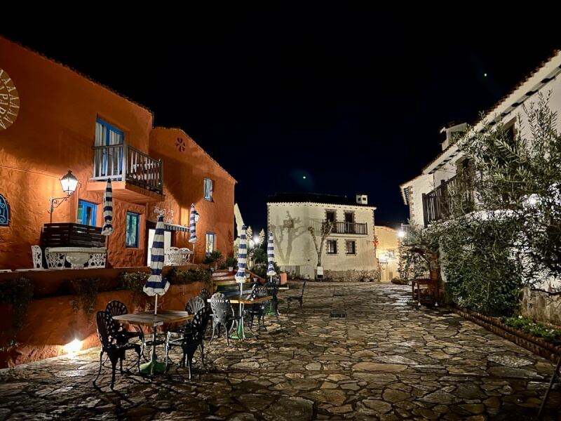 夜の志摩地中海村のカフェの前の景色