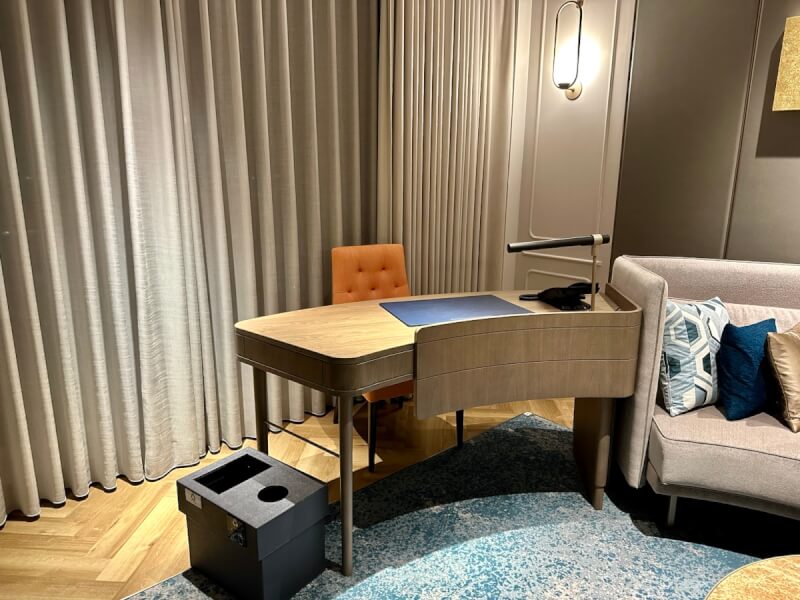 ウェスティン都ホテル京都のジュニアスイートの室内に置かれたデスク