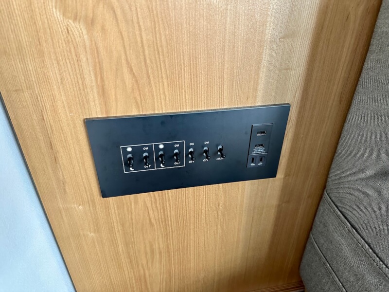 エースホテル京都のベッド横のスイッチ