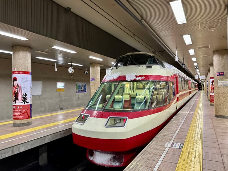 長野電鉄長野駅のホームに停まっている小田急ロマンスカー10000系 HiSE