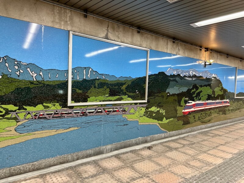 長野電鉄善光寺下駅の地下通路の壁画に、ロマンスカーの車両が描かれている