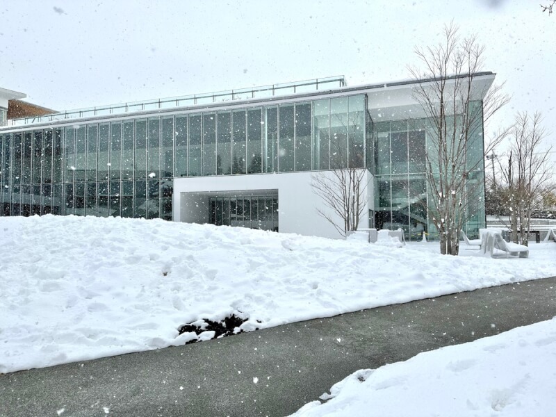 雪が降る長野県立美術館