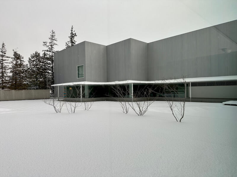 東山魁夷館の水盤に雪が積もっている様子