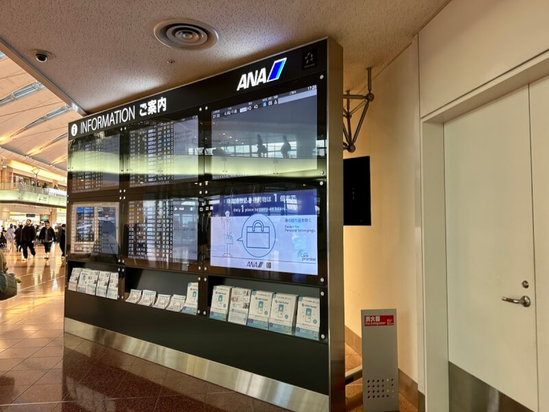 羽田空港第二ターミナルの中央に置かれているサイネージ