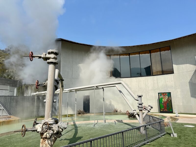 地獄温泉ミュージアムで沸き続ける地獄と、飾られたヤングセンターのステンドグラス