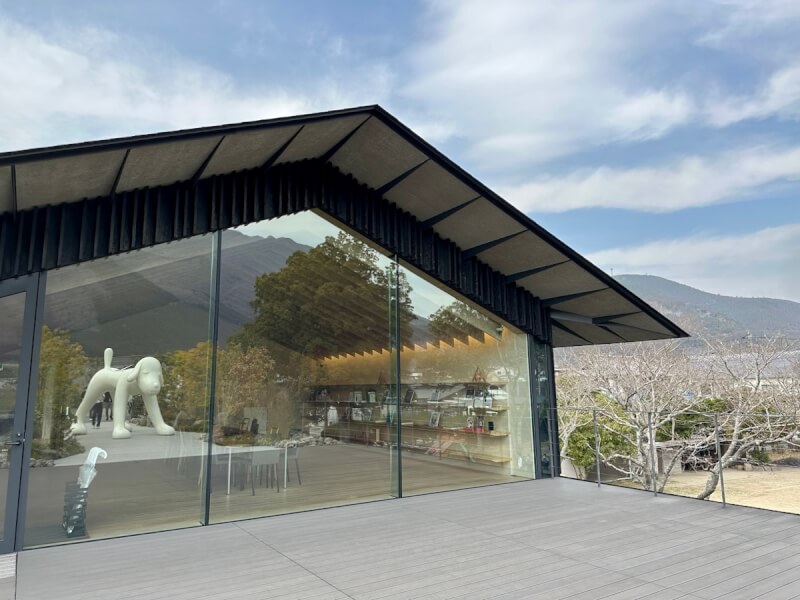 COMICO ART MESEUMのライブラリの窓に映る奈良美智の作品