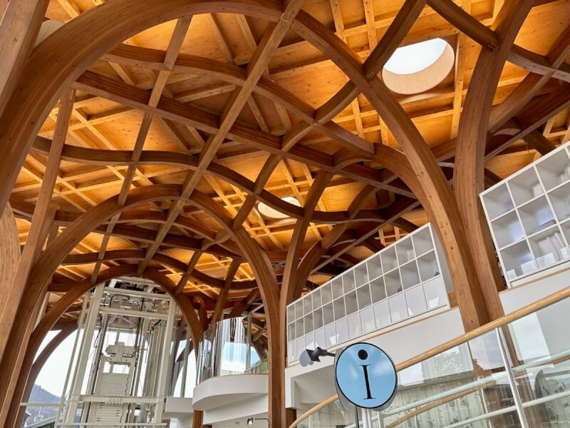 由布市ツーリストインフォメーションセンターの内部　木のようになった柱とそれにつながる天井の様子