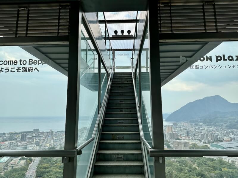 グローバルタワーの展望台で２階へと上がる階段