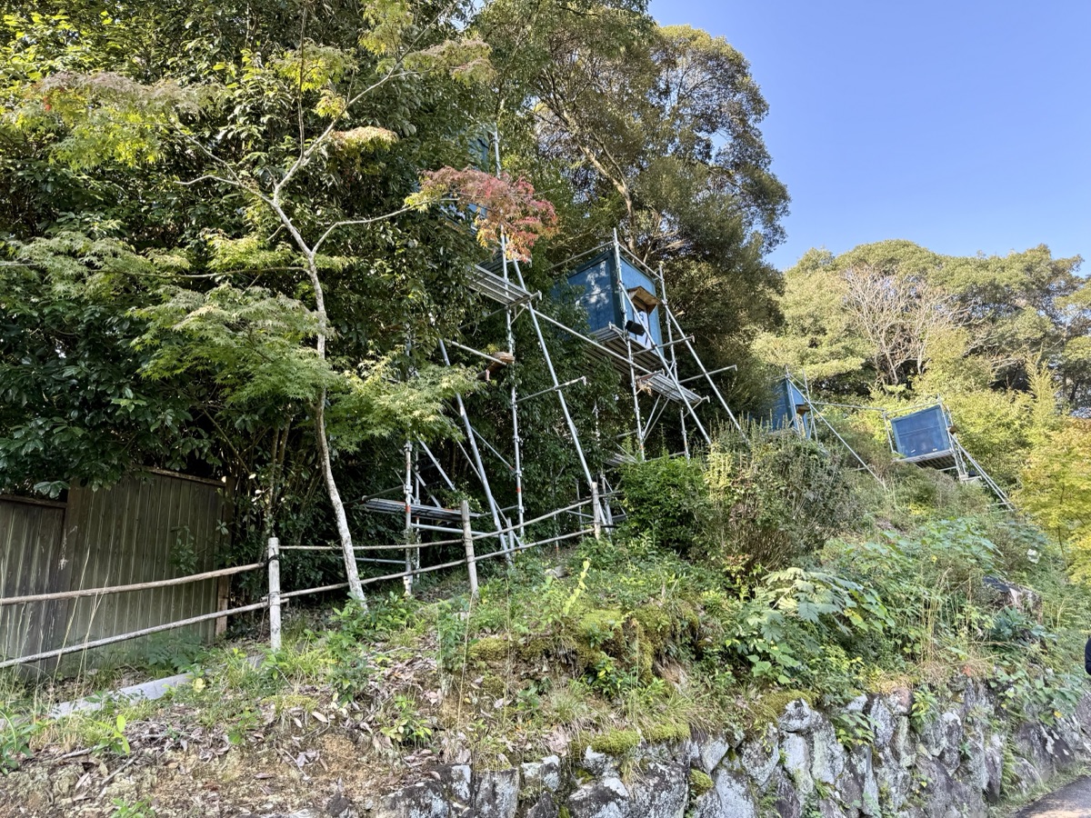 御船山楽園の池の脇に置かれたプロジェクターの小屋