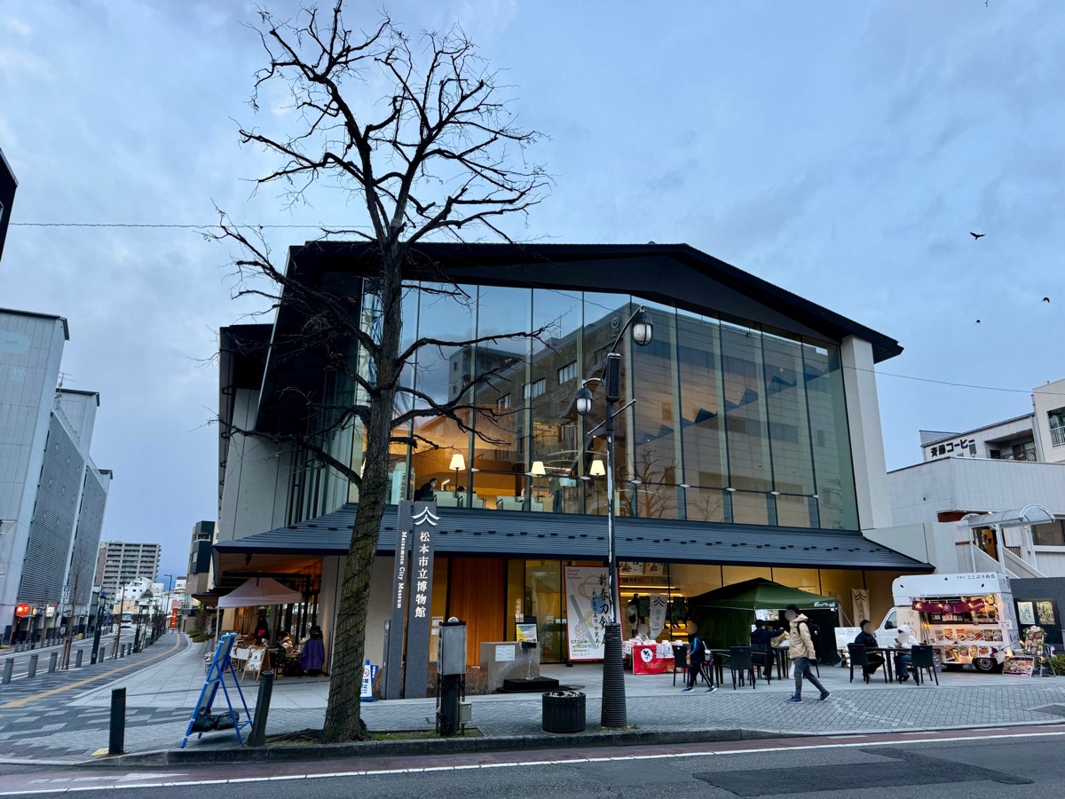 松本市立美術館の外観