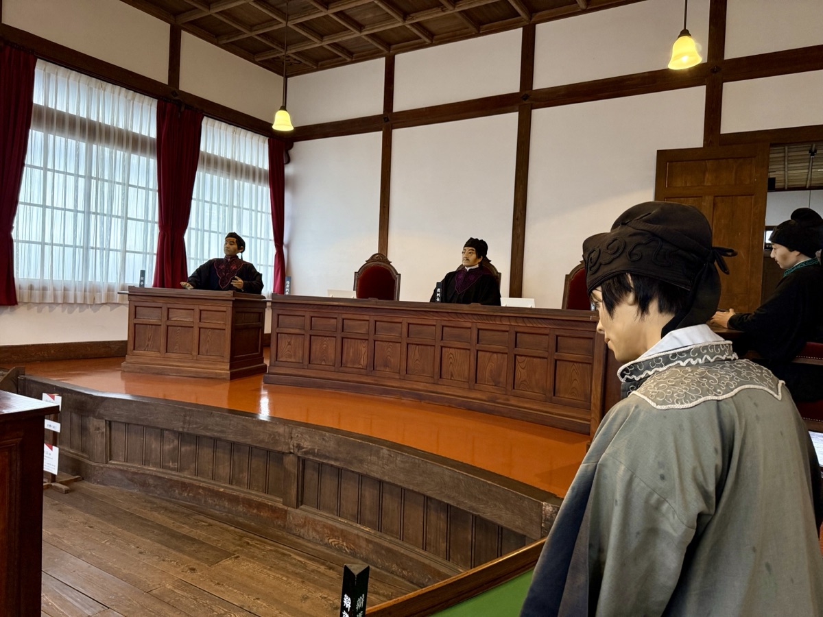 旧松本区裁判所庁舎の法廷の中の展示