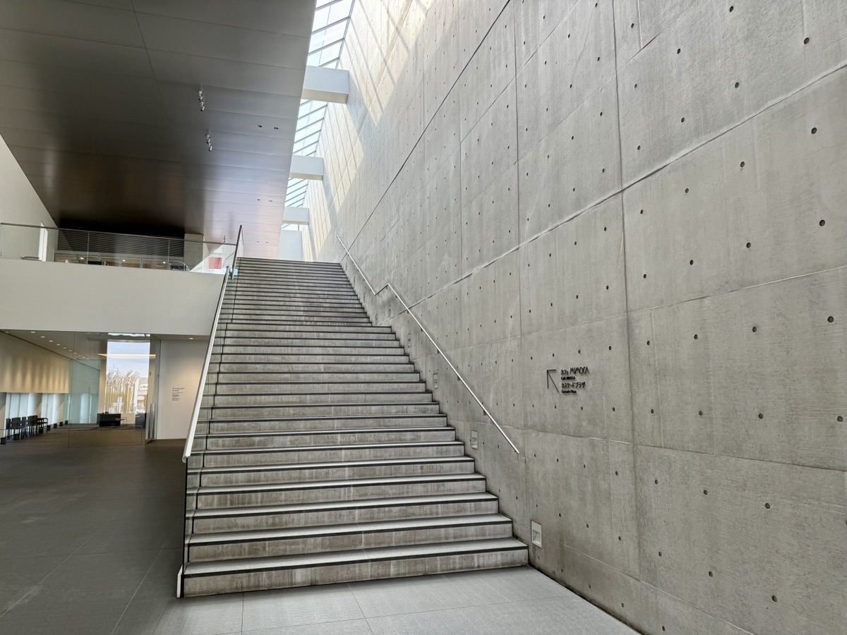 丸亀市猪熊源一郎現代美術館の階段