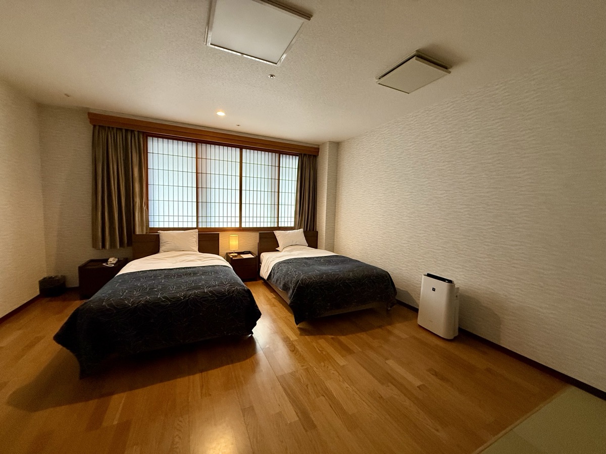 秋田温泉さとみ　東館和洋室で家具を見えないようにしたところ