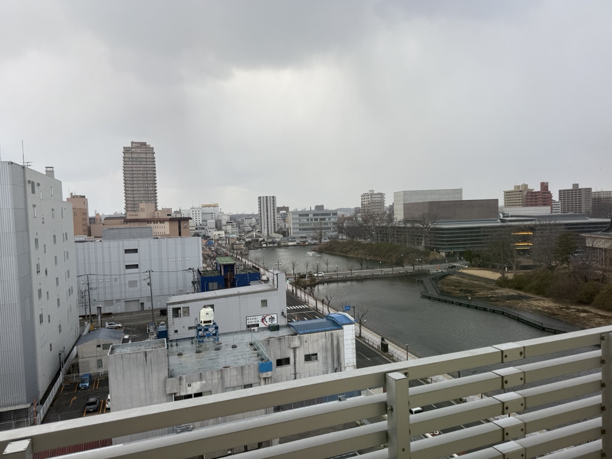 ドーミーイン秋田のツインルームからの景色
お堀が見える