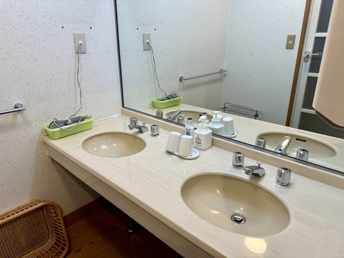 秋田温泉さとみ　東館和洋室の洗面