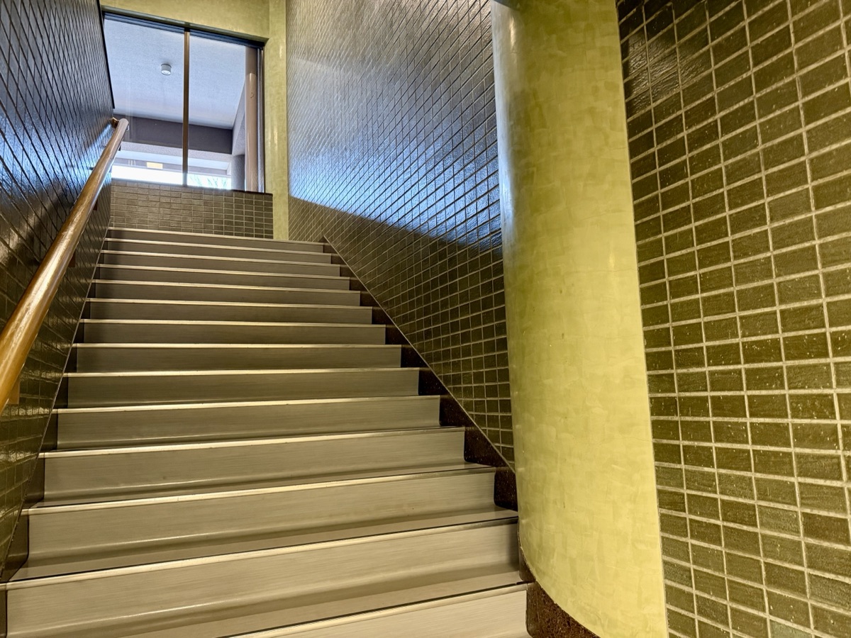 秋田市文化創造館の中の素敵な階段