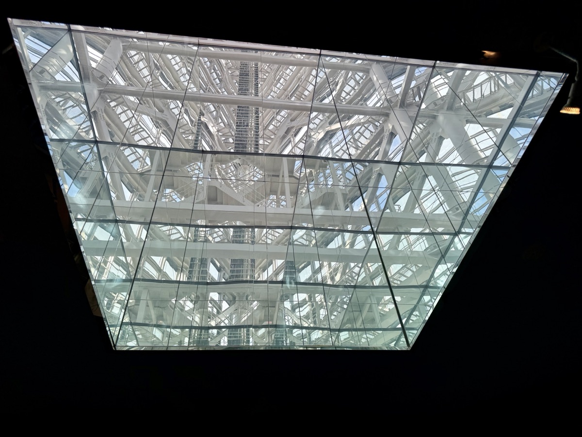 ポートタワーセリオンの展望台行きエレベーターのエレベーターホールの中心にあるガラス張りの天井