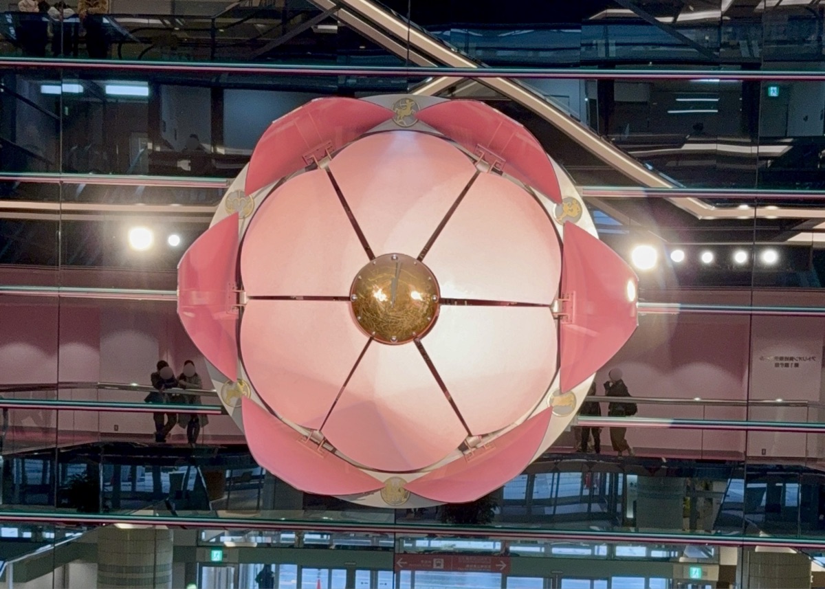 秋田総合生活文化会館・美術館（アトリオン）のからくり時計
一番外側が開いたところ