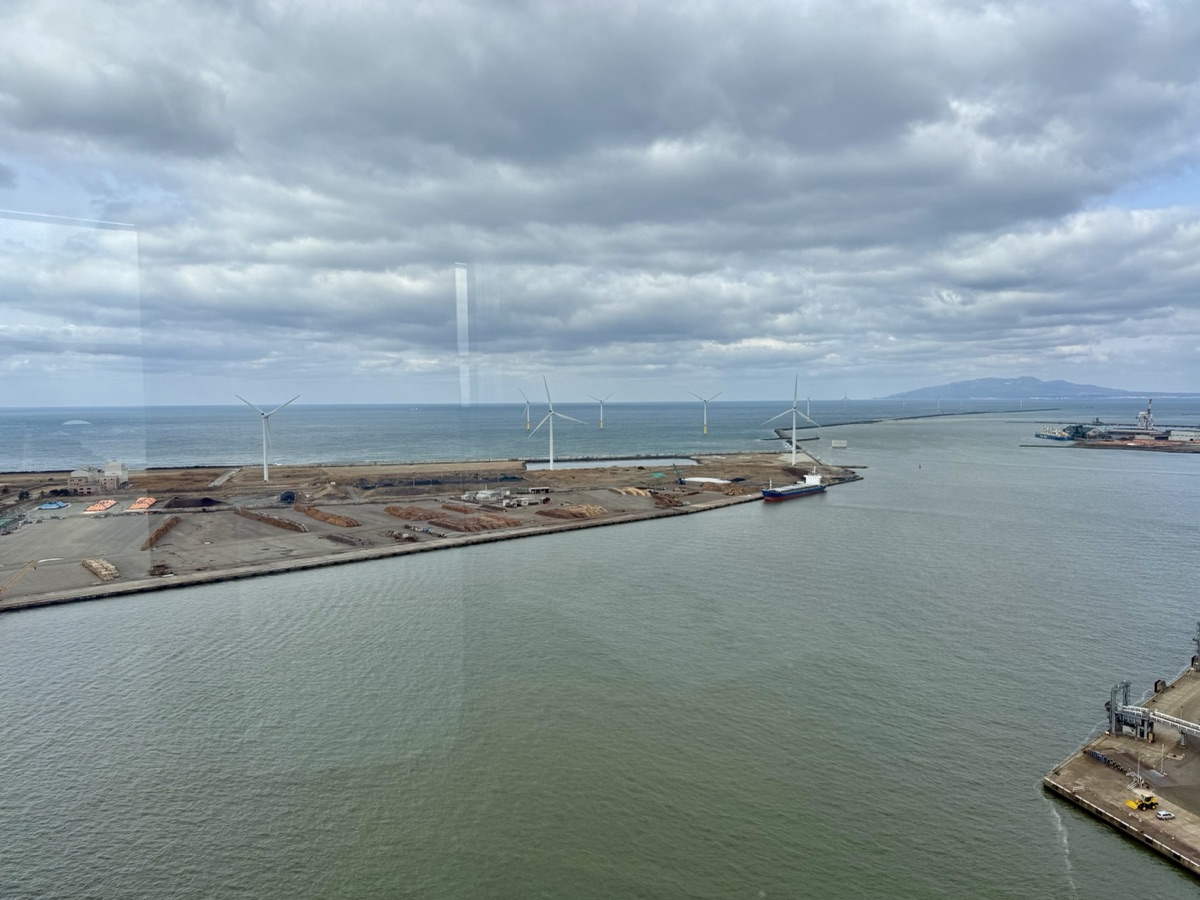 ポートタワーセリオンの窓から見た洋上風力発電