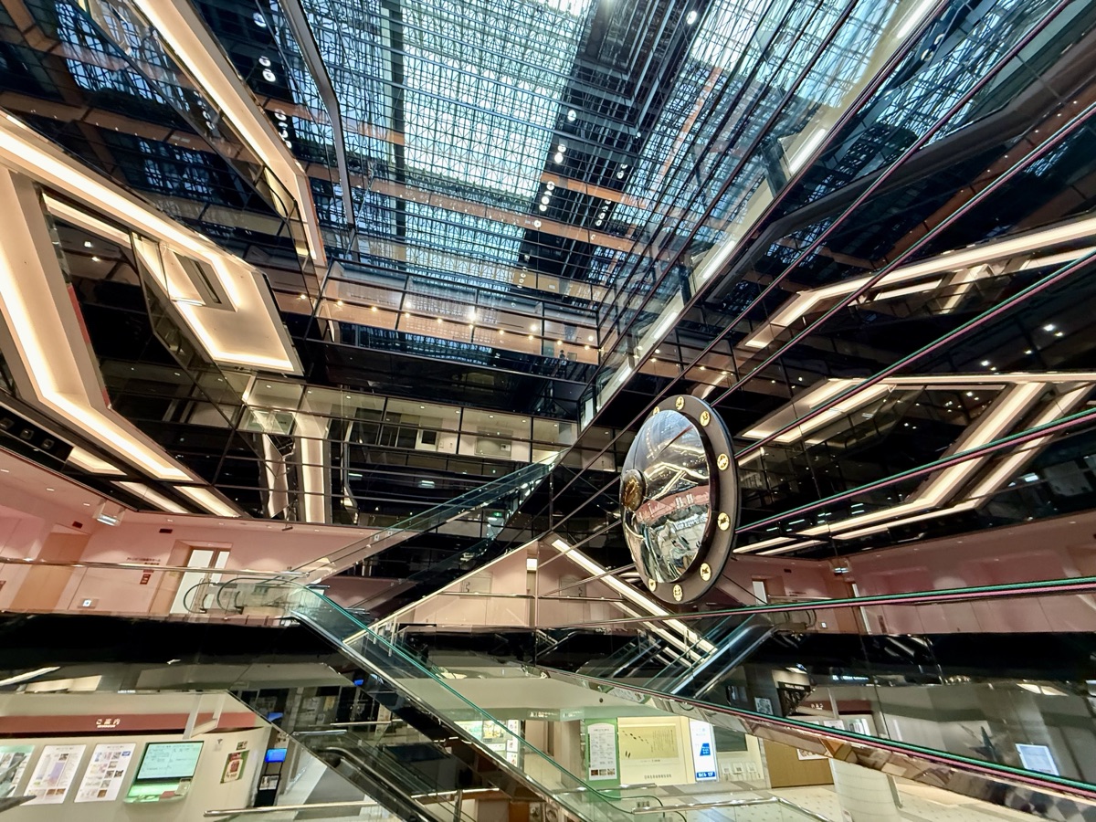 秋田総合生活文化会館・美術館（アトリオン）の吹き抜け