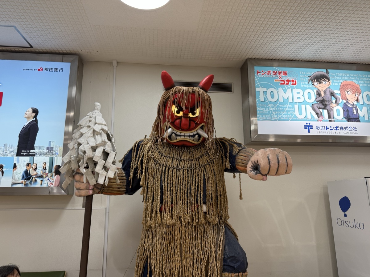 秋田空港の巨大ななまはげ