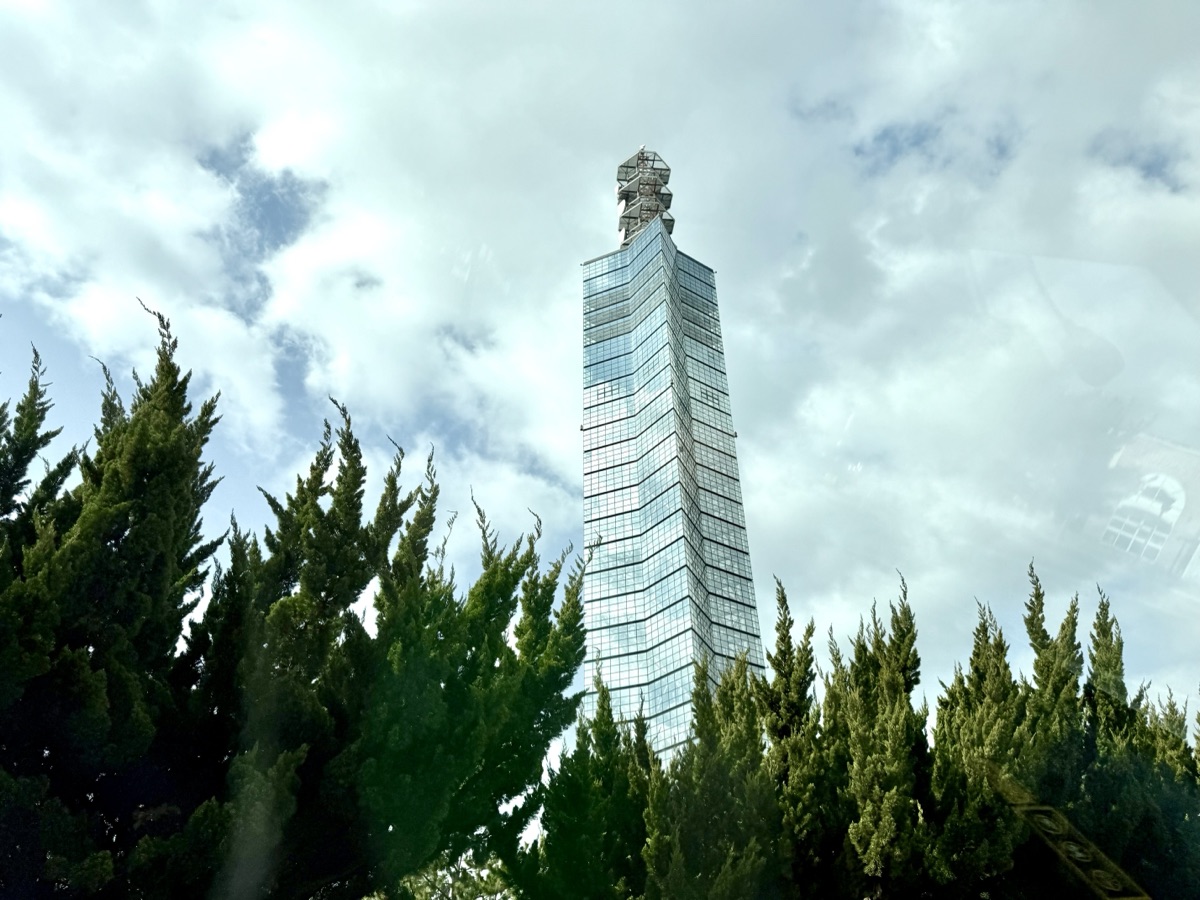 ポートタワーセリオンを下から見上げたところ