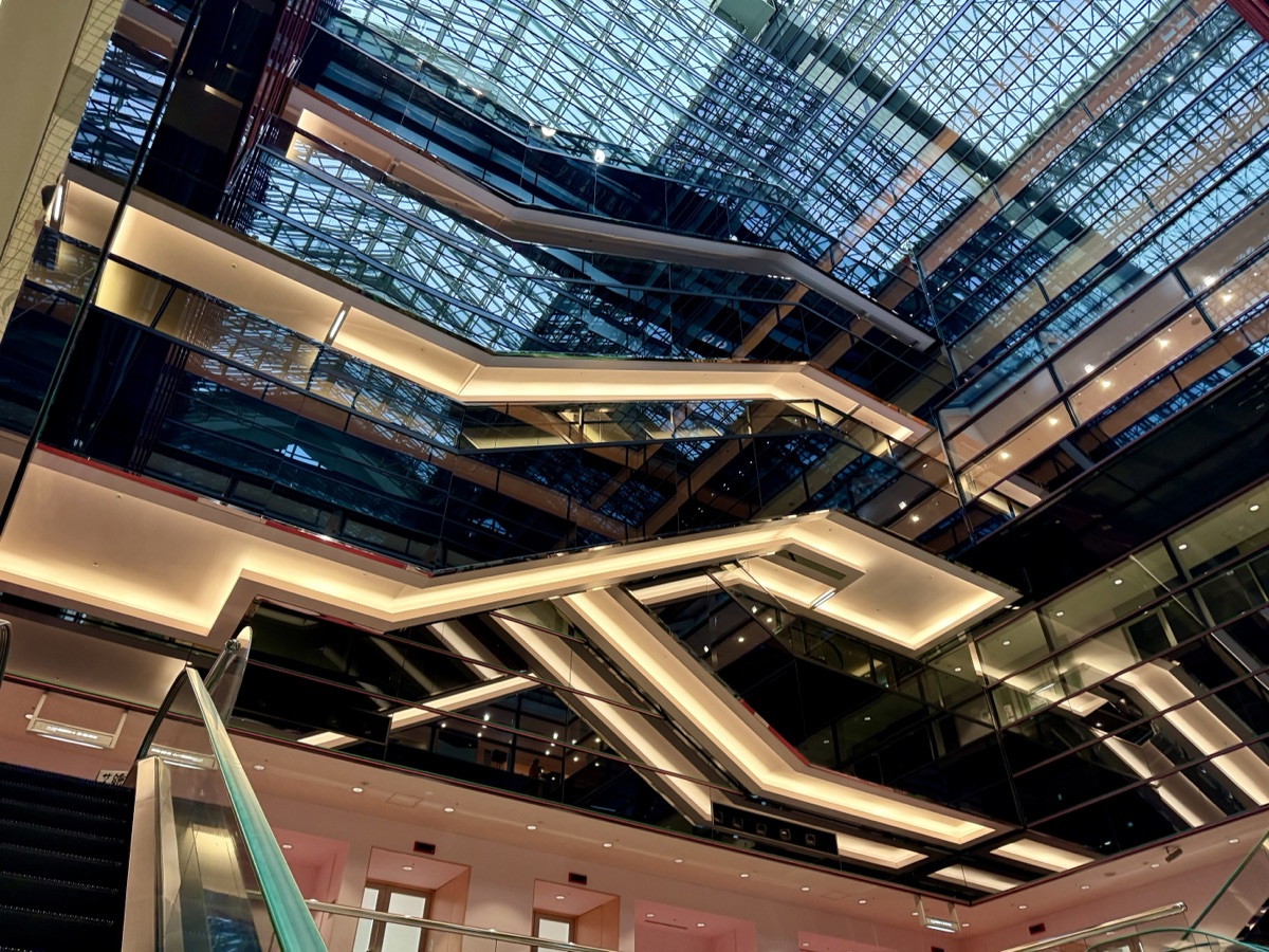 秋田総合生活文化会館・美術館（アトリオン）の吹き抜け