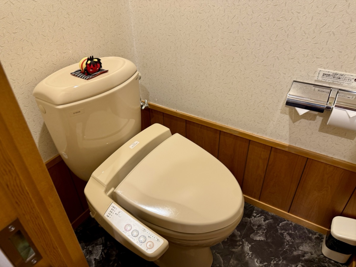 秋田温泉さとみ　東館和洋室のトイレ
