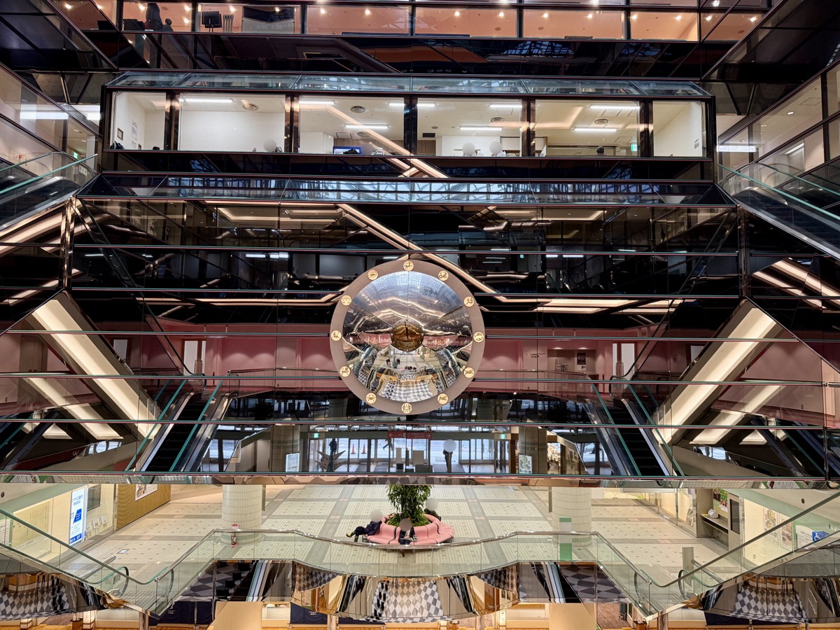 秋田総合生活文化会館・美術館（アトリオン）のからくり時計
閉じているところ