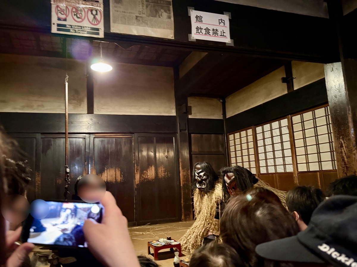 男鹿真山伝承館　もてなされるなまはげ