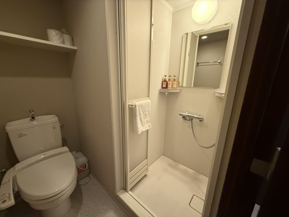 ドーミーイン秋田のツインルームのトイレとシャワールーム