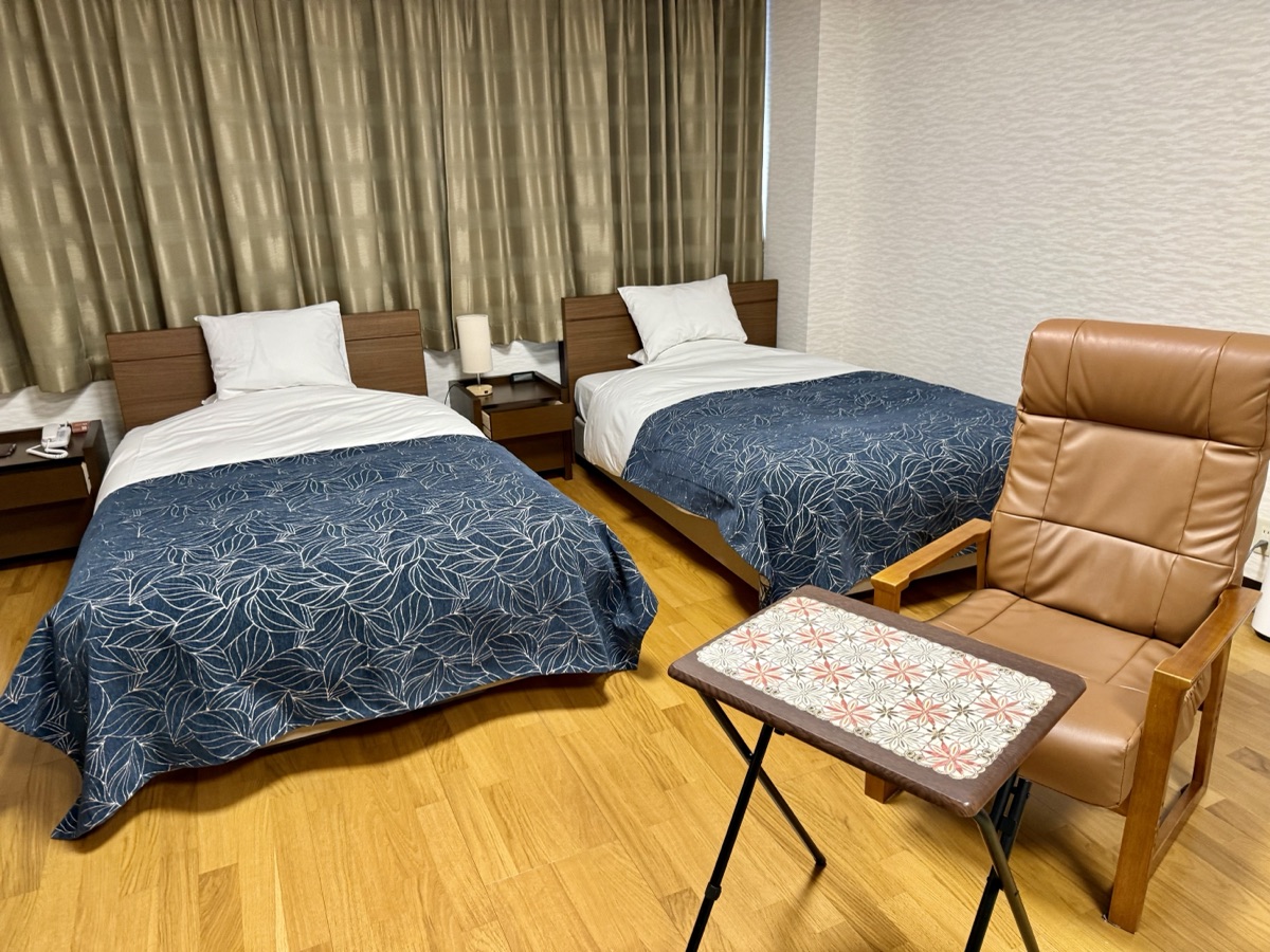 秋田温泉さとみ　東館和洋室のベッド