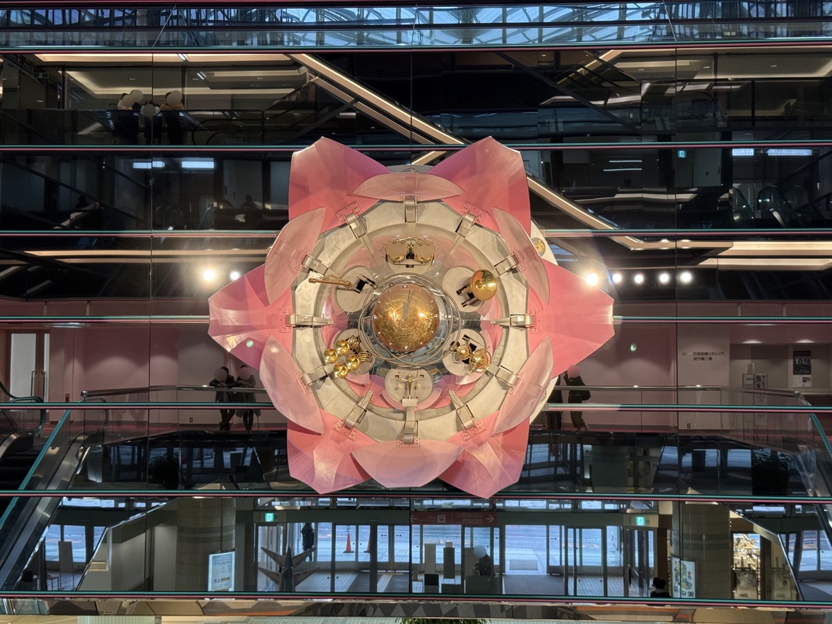 秋田総合生活文化会館・美術館（アトリオン）のからくり時計
全ての花びらが開いたところ