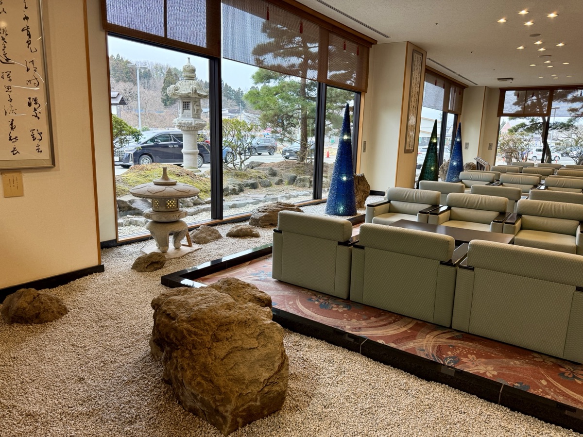 秋田温泉さとみ　ロビーの枯山水	